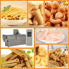 Produktionslinjen av krispiga hornsnacks, tartariska boveteskivor, risskorpor och andra stekta mellanmål